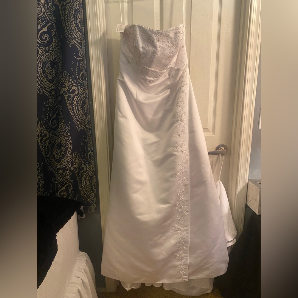 New w/tags Designer Wedding Dress Size 16